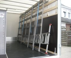 Glasrek binnenin de wagen